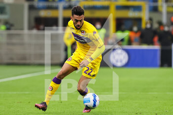 2022-03-19 - Nicolas Gonzalez of ACF Fiorentina in action during the Serie A 2021/22 football match between FC Internazionale and ACF Fiorentina at Giuseppe Meazza Stadium, Milan, Italy on March 19, 2022 - INTER - FC INTERNAZIONALE VS ACF FIORENTINA - ITALIAN SERIE A - SOCCER