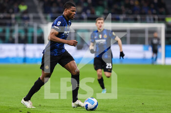 2022-03-19 - Denzel Dumfries of FC Internazionale in action during the Serie A 2021/22 football match between FC Internazionale and ACF Fiorentina at Giuseppe Meazza Stadium, Milan, Italy on March 19, 2022 - INTER - FC INTERNAZIONALE VS ACF FIORENTINA - ITALIAN SERIE A - SOCCER