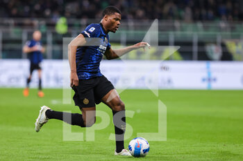 2022-03-19 - Denzel Dumfries of FC Internazionale in action during the Serie A 2021/22 football match between FC Internazionale and ACF Fiorentina at Giuseppe Meazza Stadium, Milan, Italy on March 19, 2022 - INTER - FC INTERNAZIONALE VS ACF FIORENTINA - ITALIAN SERIE A - SOCCER