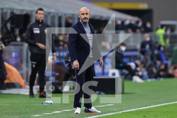 2022-03-19 - Vincenzo Italiano Head Coach of ACF Fiorentina looks on during the Serie A 2021/22 football match between FC Internazionale and ACF Fiorentina at Giuseppe Meazza Stadium, Milan, Italy on March 19, 2022 - INTER - FC INTERNAZIONALE VS ACF FIORENTINA - ITALIAN SERIE A - SOCCER