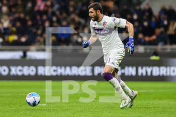 2022-03-19 - Pietro Terracciano of ACF Fiorentina in action during the Serie A 2021/22 football match between FC Internazionale and ACF Fiorentina at Giuseppe Meazza Stadium, Milan, Italy on March 19, 2022 - INTER - FC INTERNAZIONALE VS ACF FIORENTINA - ITALIAN SERIE A - SOCCER