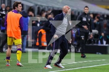 2022-03-19 - Vincenzo Italiano Head Coach of ACF Fiorentina shouts to his players during the Serie A 2021/22 football match between FC Internazionale and ACF Fiorentina at Giuseppe Meazza Stadium, Milan, Italy on March 19, 2022 - INTER - FC INTERNAZIONALE VS ACF FIORENTINA - ITALIAN SERIE A - SOCCER