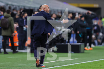2022-03-19 - Vincenzo Italiano Head Coach of ACF Fiorentina gestures during the Serie A 2021/22 football match between FC Internazionale and ACF Fiorentina at Giuseppe Meazza Stadium, Milan, Italy on March 19, 2022 - INTER - FC INTERNAZIONALE VS ACF FIORENTINA - ITALIAN SERIE A - SOCCER