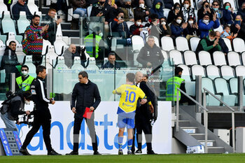 2022-03-20 - Paulo Dybala hugs Massimiliano Allegri after replacing Juventus FC in action during the 2021/22 Serie A match between Juventus FC and US Salernitana at Allianz Stadium on March 20, 2022 in Turin, Italy-Photo Reporter Torino - JUVENTUS FC VS US SALERNITANA - ITALIAN SERIE A - SOCCER