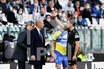 2022-03-20 - Giovanni Ayroldi referee warns Massimiliano Allegri Juventus FC during the Serie A 2021/22 match between Juventus FC and US Salernitana at Allianz Stadium on March 20, 2022 in Turin, Italy-Photo ReporterTorino - JUVENTUS FC VS US SALERNITANA - ITALIAN SERIE A - SOCCER