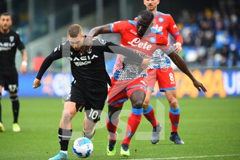 2022-03-19 - Kalidou Koulibaly (SSC Napoli) and Gerard Deulofeu ( Udinese Calcio ) They compete for the ball during the Serie A 2021/22 match between SSC. Napoli and Udinese Calcio at Diego Armando Maradona Stadium, Italy March 19,2022 - SSC NAPOLI VS UDINESE CALCIO - ITALIAN SERIE A - SOCCER