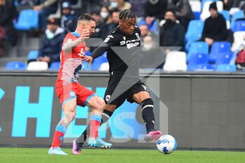 2022-03-19 - Destiny Udogie ( Udinese Calcio) and Matteo Politano /( SSC Napoli ) They compete for the ball during the Serie A 2021/22 match between SSC. Napoli and Udines e Calcio at Diego Armando Maradona Stadium, Italy March 19,2022 - SSC NAPOLI VS UDINESE CALCIO - ITALIAN SERIE A - SOCCER