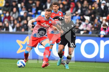 2022-03-19 - Gerard Deulofeu ( Udinese Calcio ) and Stanislav Lobotka (SSC Napoli) They compete for the ball during the Serie A 2021/22 match between SSC. Napoli and Udinese Calcio at Diego Armando Maradona Stadium, Italy March 19,2022 - SSC NAPOLI VS UDINESE CALCIO - ITALIAN SERIE A - SOCCER