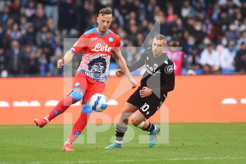 2022-03-19 - Gerard Deulofeu and Amir Rrahmani They compete for the ball during the Serie A 2021/22 match between SSC. Napoli and Udinese Calcio at Diego Armando Maradona Stadium, Italy March 19,2022 - SSC NAPOLI VS UDINESE CALCIO - ITALIAN SERIE A - SOCCER
