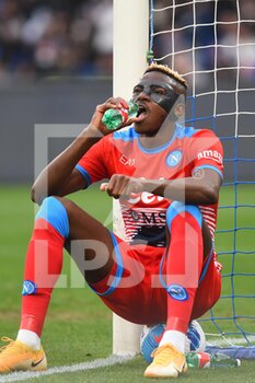 2022-03-19 - Victor Osimhen (SSC Napoli) drinks during a game break during the Serie A 2021/22 match between SSC. Napoli and Udinese Calcio at Diego Armando Maradona Stadium, Italy March 19,2022 - SSC NAPOLI VS UDINESE CALCIO - ITALIAN SERIE A - SOCCER