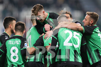 2022-03-18 - Kaan Ayhan of US SASSUOLO celebrates after scoring a goal with his teammates during the Serie A match between US Sassuolo and Spezia Calcio at Mapei Stadium-Città del Tricolore on March 18, 2022 in Reggio Emilia, Italy. - US SASSUOLO VS SPEZIA CALCIO - ITALIAN SERIE A - SOCCER