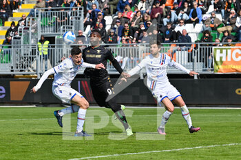 2022-03-20 - Venezia’s Jean Pierre Nsame in action in UC Sampdoria area - VENEZIA FC VS UC SAMPDORIA - ITALIAN SERIE A - SOCCER