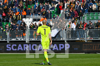 2022-03-20 - Venezia’s Niki Maenpaa greets the fans at the end of the match - VENEZIA FC VS UC SAMPDORIA - ITALIAN SERIE A - SOCCER