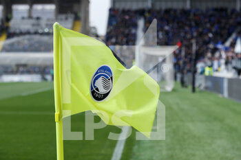 2022-04-03 - Atalanta BC logo on a pitch corner flag - ATALANTA BC VS SSC NAPOLI - ITALIAN SERIE A - SOCCER