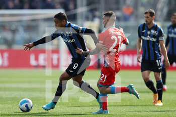 2022-04-03 - Luis Muriel (Atalanta BC) is challenged by Matteo Politano (SSC Napoli) - ATALANTA BC VS SSC NAPOLI - ITALIAN SERIE A - SOCCER