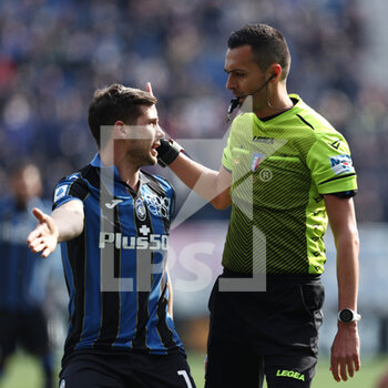 2022-04-03 - Remo Freuler (Atalanta BC) protests with the referee Marco Di Bello - ATALANTA BC VS SSC NAPOLI - ITALIAN SERIE A - SOCCER