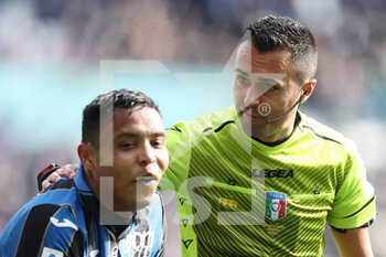 2022-04-03 - The referee Marco Di Bello talks to Luis Muriel (Atalanta BC) - ATALANTA BC VS SSC NAPOLI - ITALIAN SERIE A - SOCCER