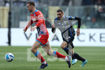 2022-04-03 - Fabian Ruiz (SSC Napoli) is challenged by Davide Zappacosta (Atalanta BC) - ATALANTA BC VS SSC NAPOLI - ITALIAN SERIE A - SOCCER