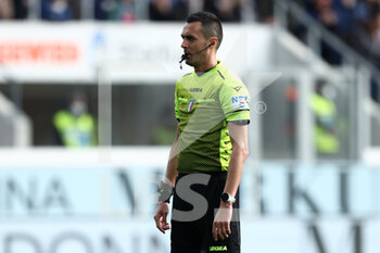 2022-04-03 - The referee Marco Di Bello looks on - ATALANTA BC VS SSC NAPOLI - ITALIAN SERIE A - SOCCER