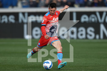 2022-04-03 - Hirving Lozano (SSC Napoli) shoots the ball - ATALANTA BC VS SSC NAPOLI - ITALIAN SERIE A - SOCCER