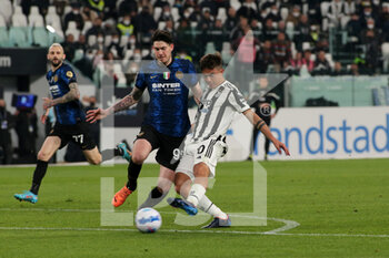 2022-04-03 - Alessandro Bastoni (FC Internazionale) vs Paulo Dybala (Juventus FC) - JUVENTUS FC VS INTER - FC INTERNAZIONALE - ITALIAN SERIE A - SOCCER