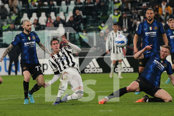 2022-04-03 - Dušan Vlahović (Juventus FC) in dangerous action - JUVENTUS FC VS INTER - FC INTERNAZIONALE - ITALIAN SERIE A - SOCCER