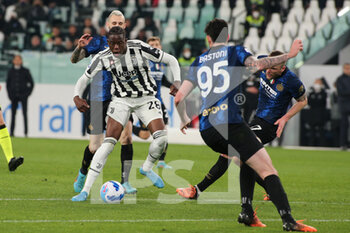 2022-04-03 - Denis Lemi Zakaria Lako Lado (Juventus FC) dangerous action - JUVENTUS FC VS INTER - FC INTERNAZIONALE - ITALIAN SERIE A - SOCCER