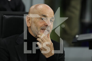 2022-04-04 - Stefano Pioli Head Coach of AC Milan in the bench during the Serie A 2021/22 football match between AC Milan and Bologna FC at Giuseppe Meazza Stadium, Milan, Italy on April 04, 2022 - AC MILAN VS BOLOGNA FC - ITALIAN SERIE A - SOCCER