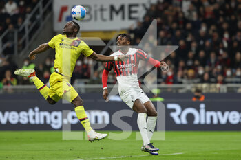 2022-04-04 - Rafael Leao of AC Milan competes for the ball with Adama Soumaoro of Bologna FC during the Serie A 2021/22 football match between AC Milan and Bologna FC at Giuseppe Meazza Stadium, Milan, Italy on April 04, 2022 - AC MILAN VS BOLOGNA FC - ITALIAN SERIE A - SOCCER