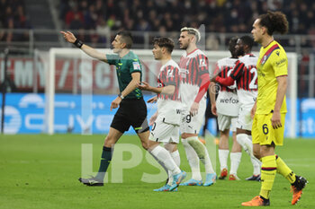 2022-04-04 - Brahim Diaz of AC Milan protests with Referee Livio Marinelli during the Serie A 2021/22 football match between AC Milan and Bologna FC at Giuseppe Meazza Stadium, Milan, Italy on April 04, 2022 - AC MILAN VS BOLOGNA FC - ITALIAN SERIE A - SOCCER