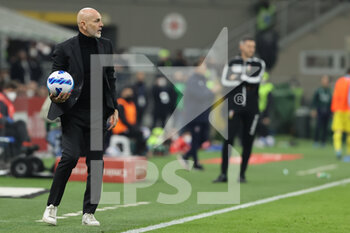 2022-04-04 - Stefano Pioli Head Coach of AC Milan looks on during the Serie A 2021/22 football match between AC Milan and Bologna FC at Giuseppe Meazza Stadium, Milan, Italy on April 04, 2022 - AC MILAN VS BOLOGNA FC - ITALIAN SERIE A - SOCCER