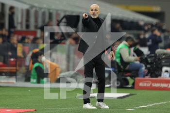 2022-04-04 - Stefano Pioli Head Coach of AC Milan shouts to his players during the Serie A 2021/22 football match between AC Milan and Bologna FC at Giuseppe Meazza Stadium, Milan, Italy on April 04, 2022 - AC MILAN VS BOLOGNA FC - ITALIAN SERIE A - SOCCER