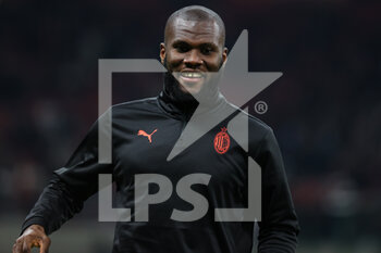 2022-04-04 - Franck Kessie of AC Milan warms up during the Serie A 2021/22 football match between AC Milan and Bologna FC at Giuseppe Meazza Stadium, Milan, Italy on April 04, 2022 - AC MILAN VS BOLOGNA FC - ITALIAN SERIE A - SOCCER