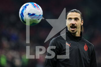 2022-04-04 - Zlatan Ibrahimovic of AC Milan warms up during the Serie A 2021/22 football match between AC Milan and Bologna FC at Giuseppe Meazza Stadium, Milan, Italy on April 04, 2022 - AC MILAN VS BOLOGNA FC - ITALIAN SERIE A - SOCCER