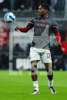2022-04-04 - Rafael Leao of AC Milan warms up during the Serie A 2021/22 football match between AC Milan and Bologna FC at Giuseppe Meazza Stadium, Milan, Italy on April 04, 2022 - AC MILAN VS BOLOGNA FC - ITALIAN SERIE A - SOCCER