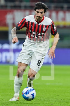 2022-04-04 - Sandro Tonali of AC Milan in action during the Serie A 2021/22 football match between AC Milan and Bologna FC at Giuseppe Meazza Stadium, Milan, Italy on April 04, 2022 - AC MILAN VS BOLOGNA FC - ITALIAN SERIE A - SOCCER