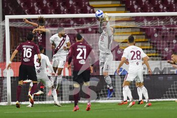 2022-04-02 - Etrit Berisha ( Torino Football Club) saves the header during the Serie A 2021/22 match between US Salernitana 1919 and Torino Football Club at Arechi Stadium, I - US SALERNITANA VS TORINO FC - ITALIAN SERIE A - SOCCER