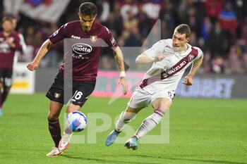2022-04-02 - Ivan Radovanović (US Salernitana 1919) e Andrea Belotti ( Torino Football Club) They compete for the ball during the Serie A 2021/22 match between US Salernitana 1919 and Torino Football Club at Arechi Stadium, I - US SALERNITANA VS TORINO FC - ITALIAN SERIE A - SOCCER