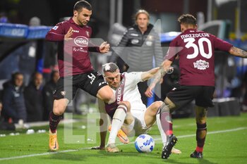 2022-04-02 - Federico Bonazzoli (US Salernitana 1919) e Alessandro Buongiorno ( Torino Football Club) They compete for the ball during the Serie A 2021/22 match between US Salernitana 1919 and Torino Football Club at Arechi Stadium,  - US SALERNITANA VS TORINO FC - ITALIAN SERIE A - SOCCER