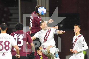 2022-04-02 - Andrea Belotti ( Torino Football Club) e Ivan Radovanović (US Salernitana 1919) They compete for the ball during the Serie A 2021/22 match between US Salernitana 1919 and Torino Football Club at Arechi Stadium,  - US SALERNITANA VS TORINO FC - ITALIAN SERIE A - SOCCER