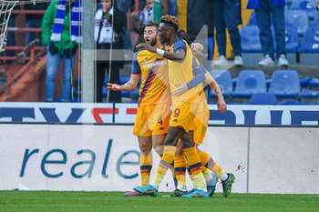2022-04-03 - Team Roma celebrates after scoring a goal - UC SAMPDORIA VS AS ROMA - ITALIAN SERIE A - SOCCER