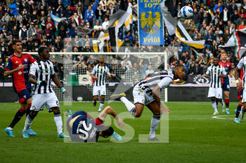 2022-04-03 - Udinese's Marvin Zeegelaar in action against Cagliaris's Gaston Pereiro - UDINESE CALCIO VS CAGLIARI CALCIO - ITALIAN SERIE A - SOCCER