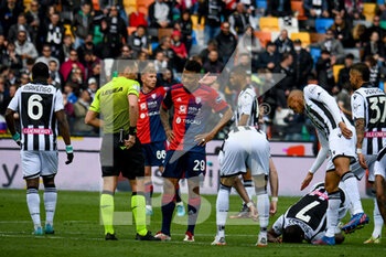 2022-04-03 - The referee of the match Marco Piccinini shows yellow card to Cagliaris's Henrique Dalbert after the foul on Udinese's Isaac Success - UDINESE CALCIO VS CAGLIARI CALCIO - ITALIAN SERIE A - SOCCER