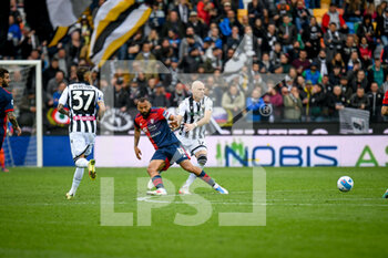 2022-04-03 - Udinese's Bram Nuytinck fights for the ball against Cagliari's Galvao Joao Pedro - UDINESE CALCIO VS CAGLIARI CALCIO - ITALIAN SERIE A - SOCCER