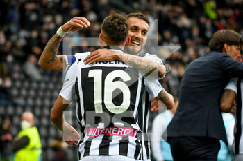2022-04-03 - Udinese's Nahuel Molina celebrates after scoring a goal with Udinese's Roberto Maximiliano Pereyra - UDINESE CALCIO VS CAGLIARI CALCIO - ITALIAN SERIE A - SOCCER