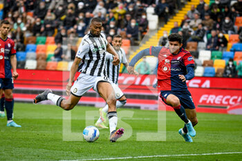 2022-04-03 - Udinese's Beto Betuncal in action hindered by Cagliari's Alessandro Deiola - UDINESE CALCIO VS CAGLIARI CALCIO - ITALIAN SERIE A - SOCCER