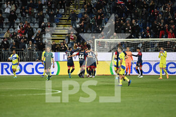 2022-04-09 - Cagliari Team celebreting Joao Pedro goal - CAGLIARI CALCIO VS JUVENTUS FC - ITALIAN SERIE A - SOCCER