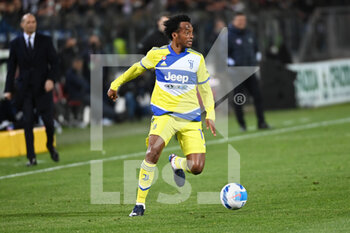 2022-04-09 - Juan Cuadrado (Juventus) in action - CAGLIARI CALCIO VS JUVENTUS FC - ITALIAN SERIE A - SOCCER