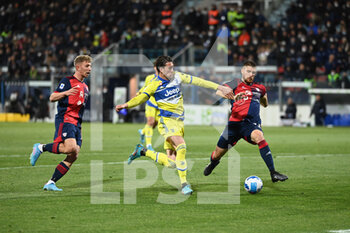 2022-04-09 - Dusan Vlahovic (juventus) scoaring goal - CAGLIARI CALCIO VS JUVENTUS FC - ITALIAN SERIE A - SOCCER