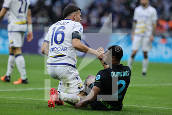2022-04-09 - Denzel Dumfries of FC Internazionale and Nicolo Casale of Hellas Verona FC in action during the Serie A 2021/22 football match between FC Internazionale and Hellas Verona FC at Giuseppe Meazza Stadium, Milan, Italy on April 09, 2022 - INTER - FC INTERNAZIONALE VS HELLAS VERONA FC - ITALIAN SERIE A - SOCCER